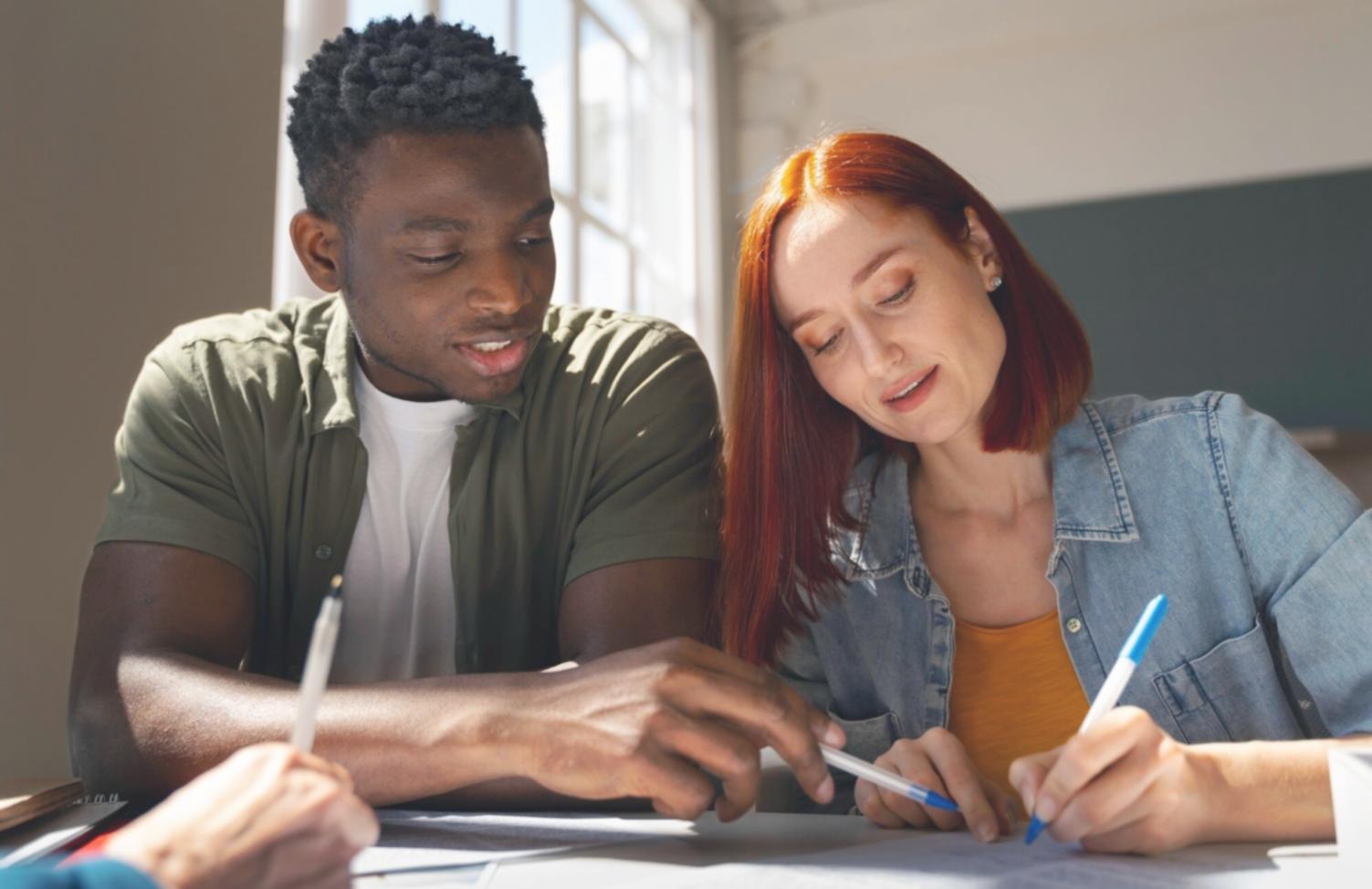 Aula moderna con estudiantes participando en una clase de análisis financiero, trabajando con proyecciones y casos prácticos