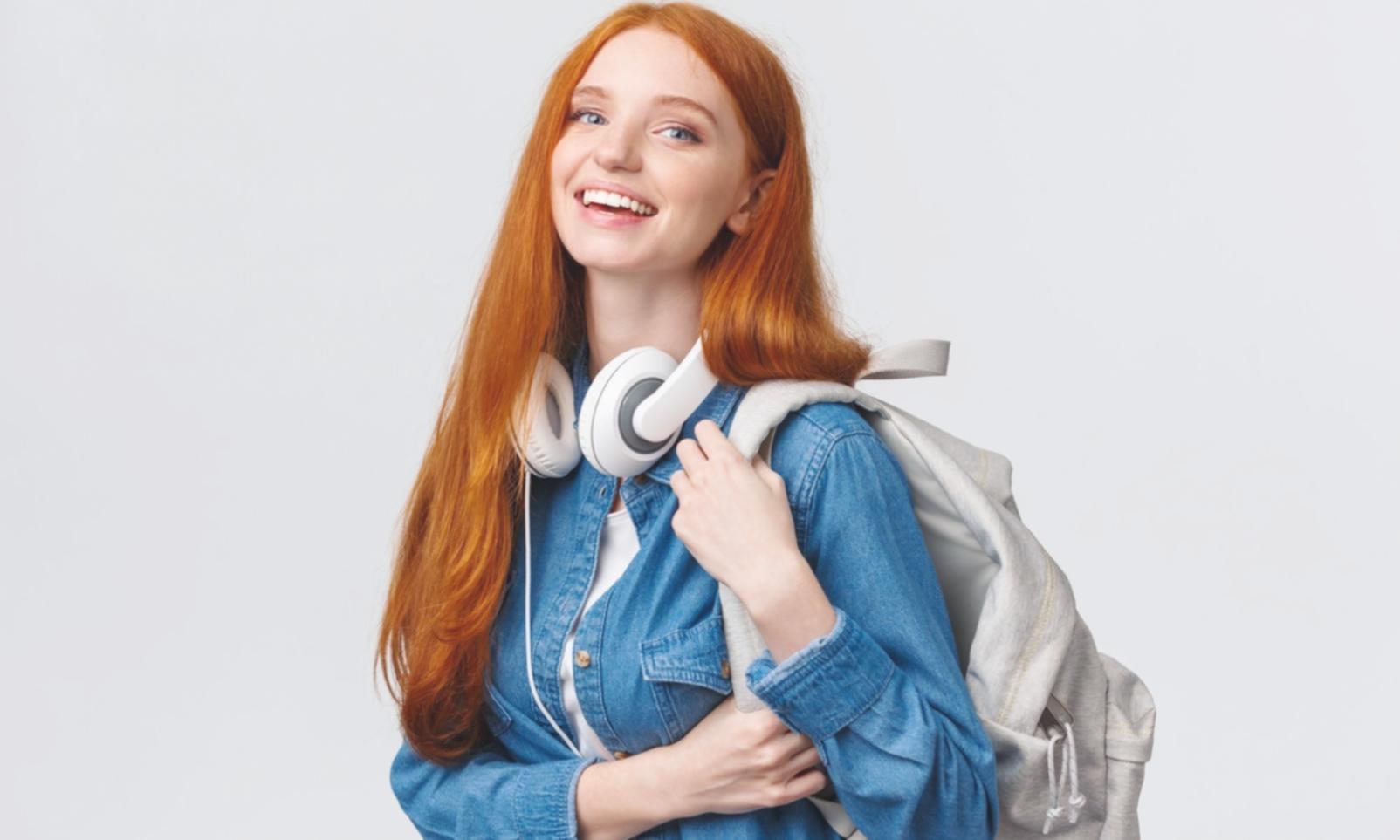 Ambiente profesional de oficina con análisis financiero en pantallas