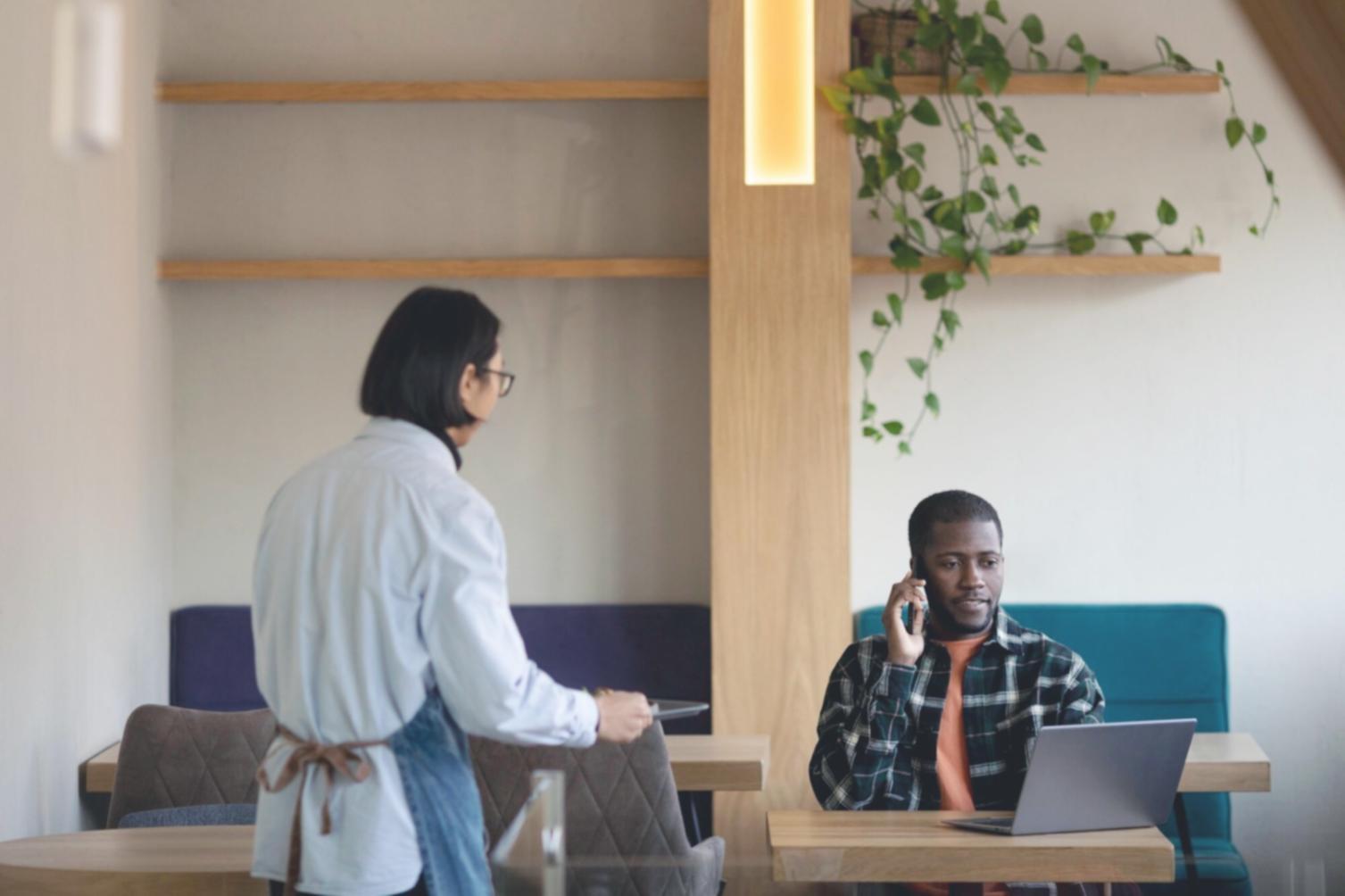 Estudiante trabajando en análisis financiero con múltiples monitores y gráficos