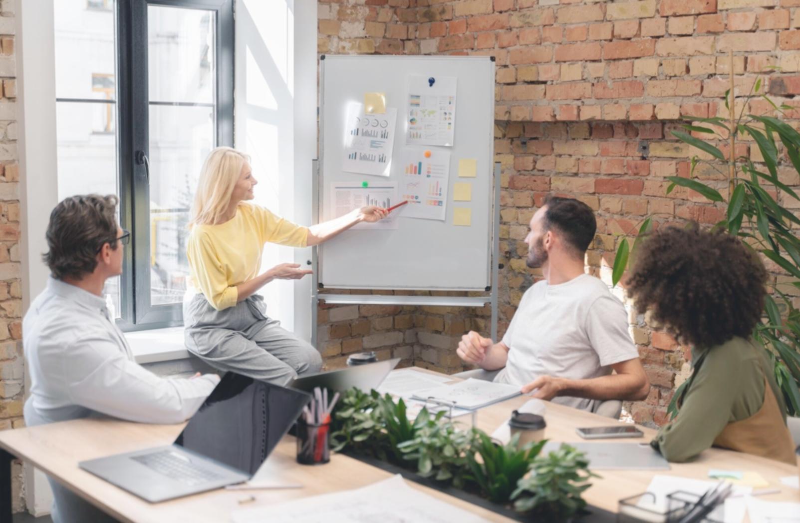 Estudiantes trabajando con datos financieros y gráficos en ordenadores durante una sesión práctica de análisis
