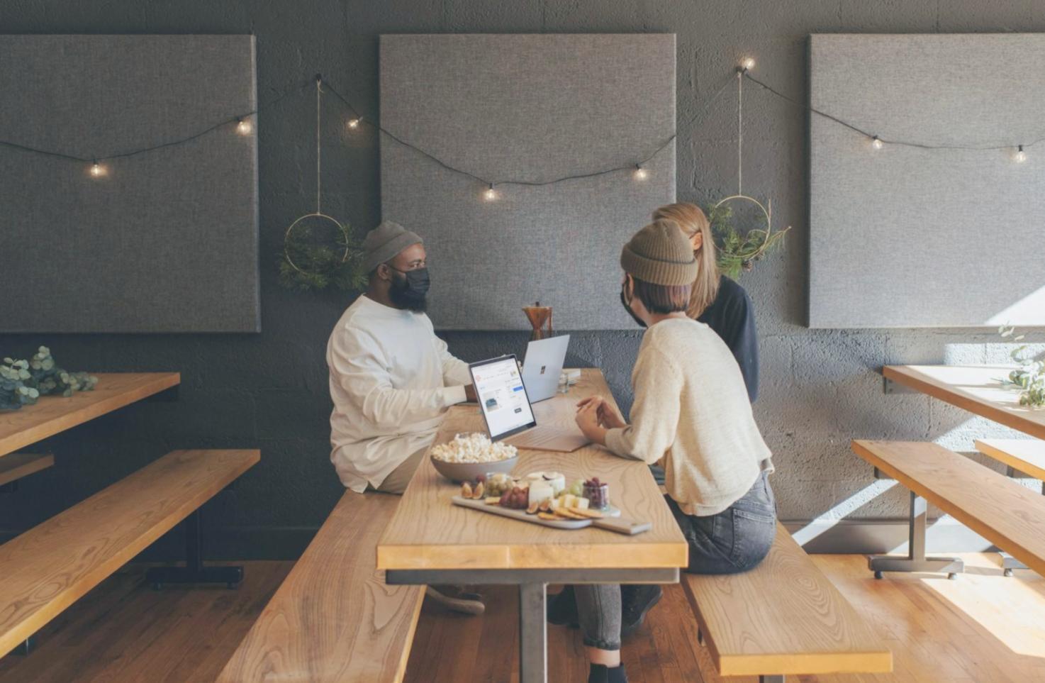 Espacio de trabajo moderno con herramientas de análisis financiero