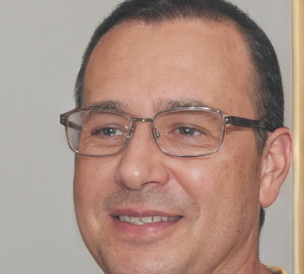 Retrato profesional de instructor especialista en análisis financiero