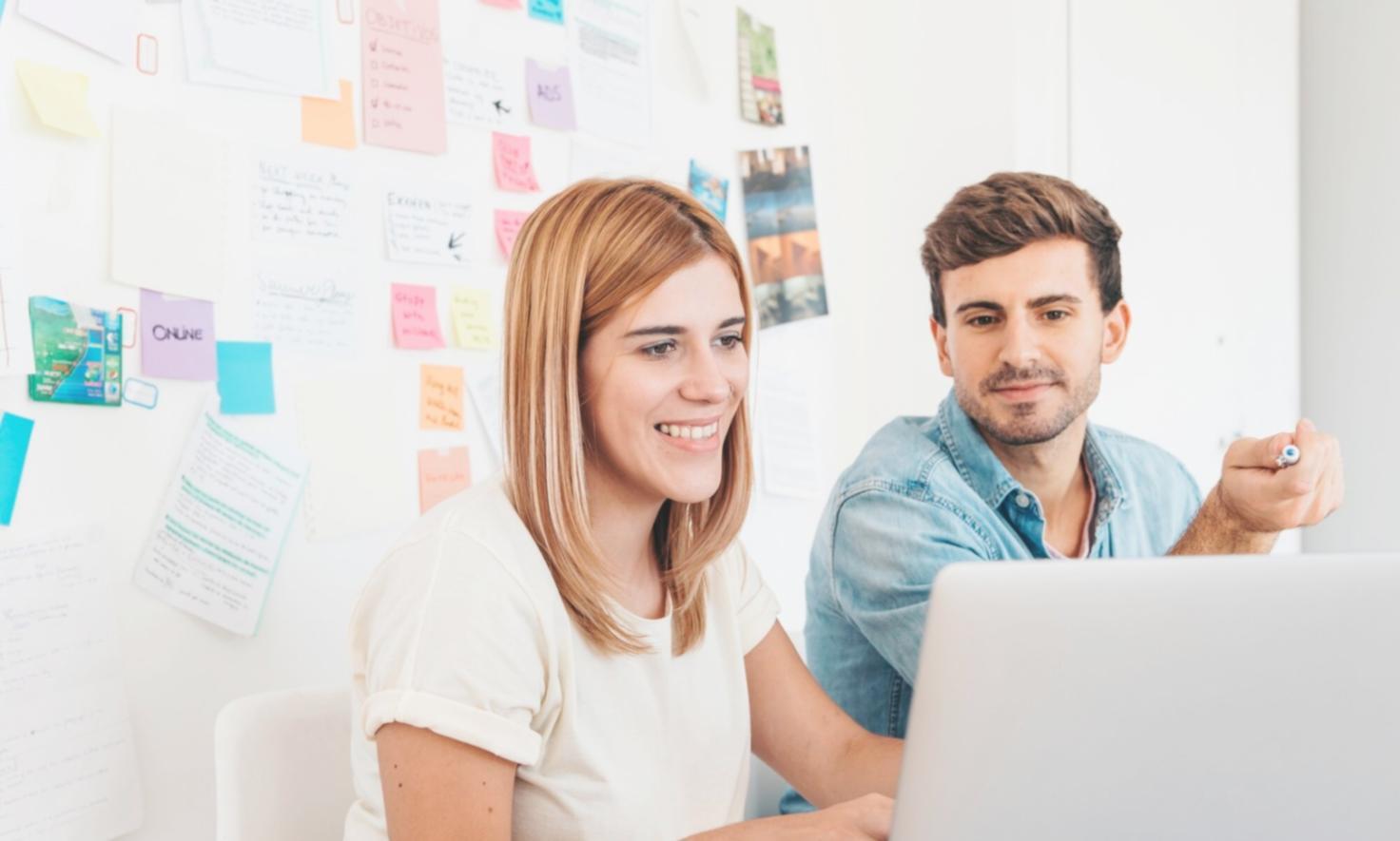 Instalaciones modernas de meralquora para el aprendizaje de análisis financiero con equipos especializados y ambiente profesional